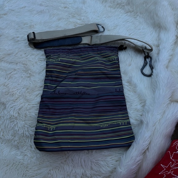 Lululemon Athletica Bon Voyage Bag with Manifesto Print - Picture 13 of 14